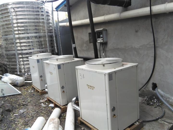 空氣能熱水器工程為什么要設(shè)置定溫度補水？